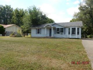 528 Donna Dr, Clarksville, TN 37042-6047