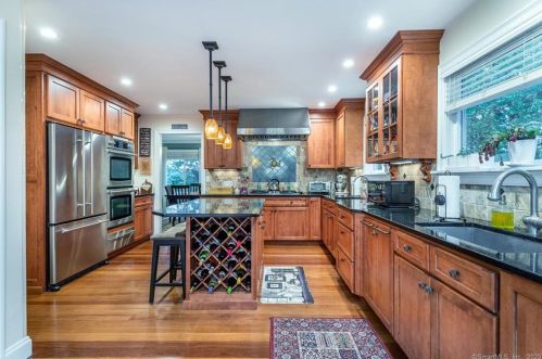 28 Hearthstone Dr, Brookfield Center, CT 06804-3006