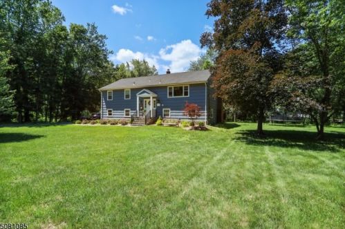 28 Bromleigh Way, Greystone Park, NJ 07950-1642