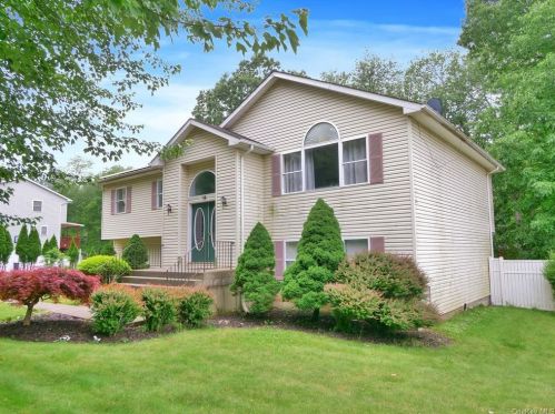 16 Mayfield St, Valley Cottage, NY 10989-1801