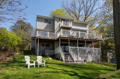 16 Blanchard Dr, Northport, NY 11768-1202
