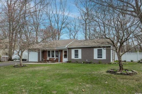 30 Scenic Hills Dr, Panamoka, NY 11961-3023