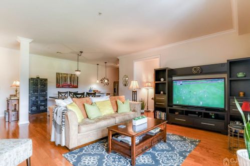 307 Regency Pl, Woodbridge NJ  07095-1032 exterior