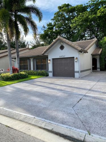 5637 American Cir, Delray Beach, FL 33484-8566