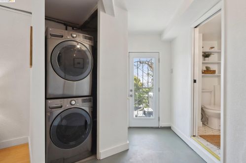 8017 Crest Ave, Oakland CA  94605-3611 exterior