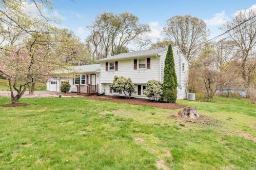 19 Floral Ln, Bridgeport, CT 06611-2312