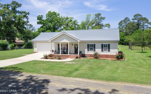5385 Smith St, Graceville, FL 32440-1958