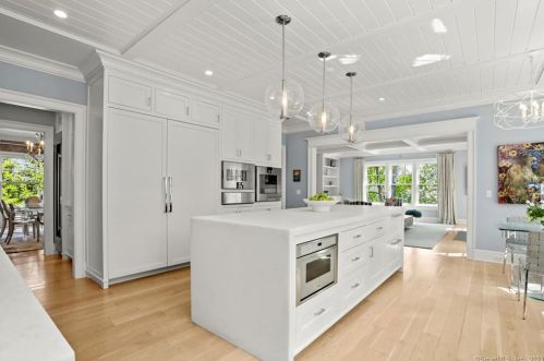 310 South Ave, New Canaan CT  06840-5820 exterior