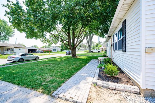 430 Madison Dr, West Jefferson OH  43162-1304 exterior