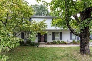 3492 Greentree Rd, Lexington, KY 40517-3114