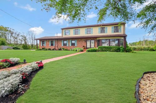 36 Riverview Ct, Oakdale, NY 11769-2310