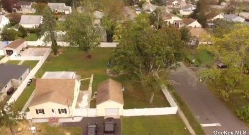 26 Pineview Blvd, Central Islip, NY 11722-2948