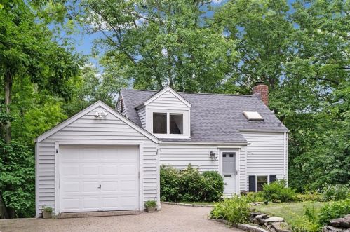 17 Southminster Dr, White Plains, NY 10604-1812