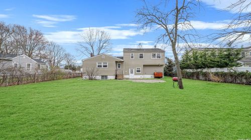 11 Blossom Ave, Holtsville NY  11742-1704 exterior