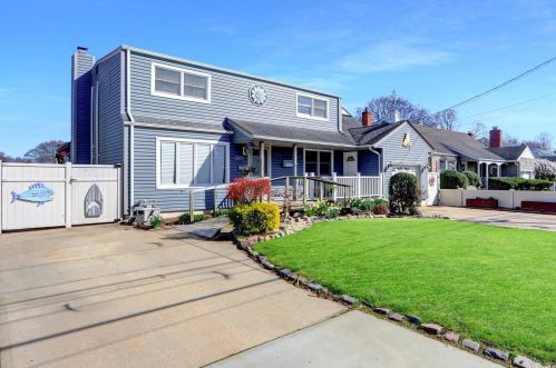 123 Deer Lake Dr, Babylon, NY 11703-3403