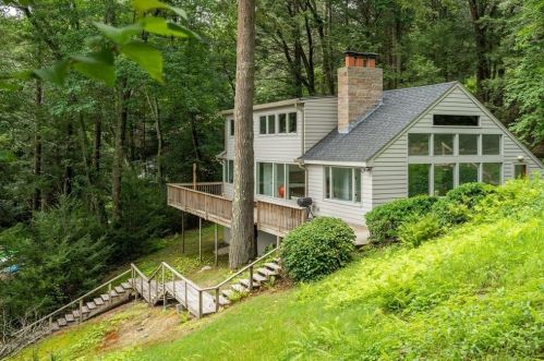 19 Lakeshore Dr, Monson, MA 01057-9450