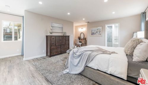 18004 Collins St, Van Nuys CA 91316-1032 exterior