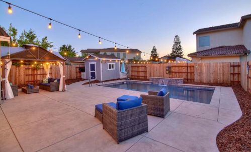 9674 Two Harbors Dr, Elk Grove CA  95624-4491 exterior