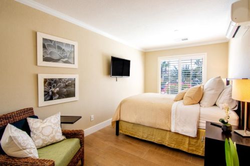828 Mira Grande, Palm Springs CA  92262-1209 exterior