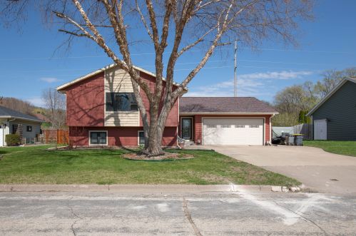 2719 Pleasant Dr, Holmen, WI 54636-9194
