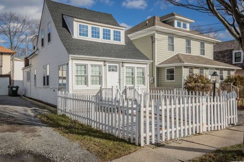 119 Clinton Ave, Bayshore, NY 11706-6422