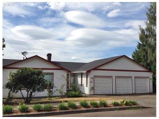 831 8th St, Damascus, OR 97080