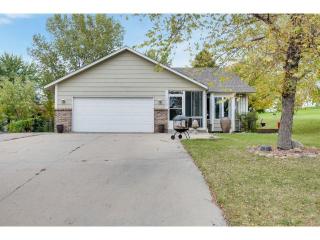 215 Meadow Dr, Loretto, MN 55357-9530
