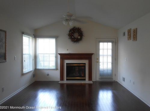 62 Skyline Dr, Lakewood, NJ 08701-5749