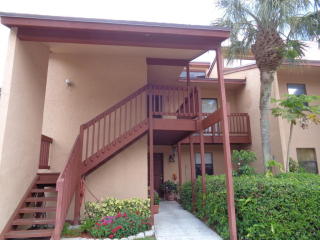 902 Lakeview Cir, West Palm Beach FL  33411-8796 exterior