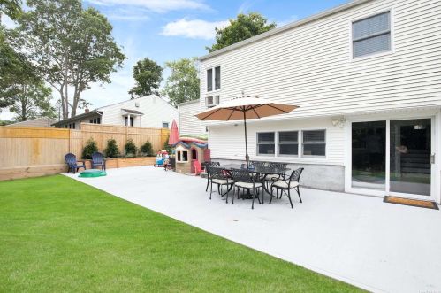 429 Hillside Ave, West Sayville NY  11796-1205 exterior