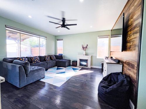 13570 Quartz Way, Lathrop CA  95330-9196 exterior