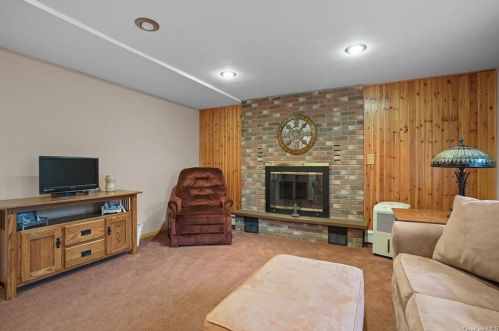 16 Vorndran Dr, New Hamburg NY  12590-4517 exterior