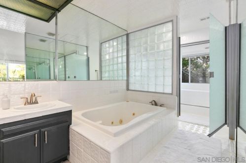 2125 Locust St, San Diego CA  92106-1622 exterior