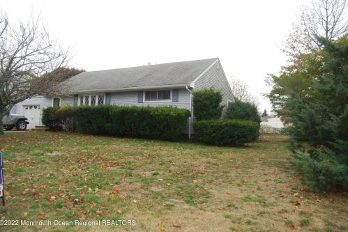 50 Fairview Dr, Middletown, NJ 07748-3623