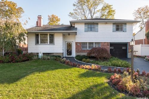 34 Lea Ann Ter, North Wantagh, NY 11793-2123