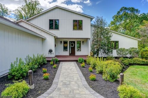 62 Carriage House Rd, Bernardsville, NJ 07924-1203