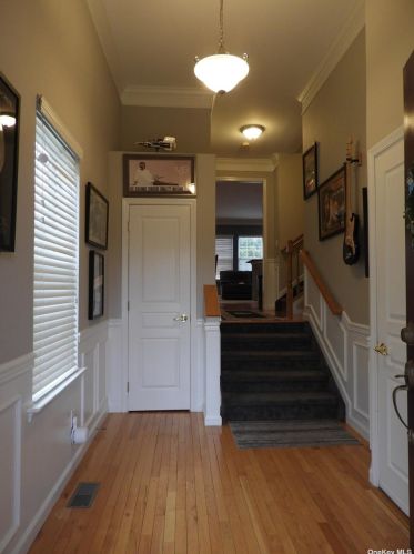 12 Torrey Pine Ln, Bayshore, NY 11706-5864