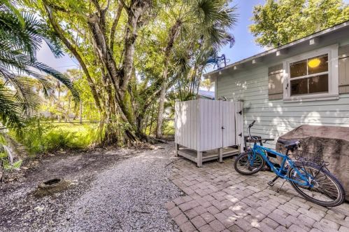 966 Fitzhugh St, Sanibel FL  33957-4520 exterior