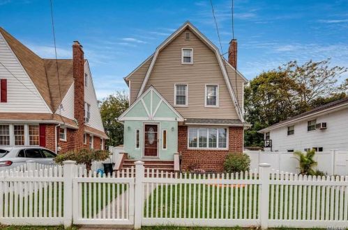 2315 Neptune Ave, Seaford, NY 11783-3034