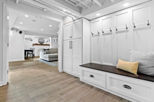 6162 Washington Cir, Milwaukee WI 53213-2472 exterior