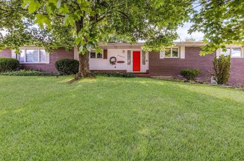 123 Thorndale Dr, Beaver Falls, PA 15010-1729