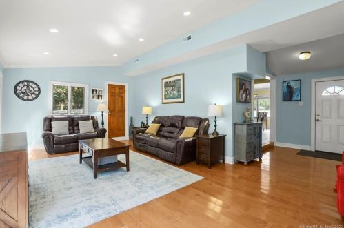 82 Old Barn Rd, Stamford, CT 06905-4118