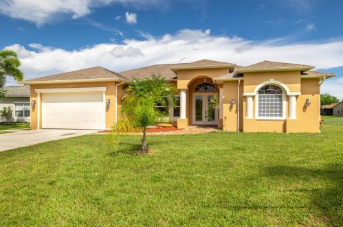 2465 Gay Cir, Fort Pierce, FL 34953-7422