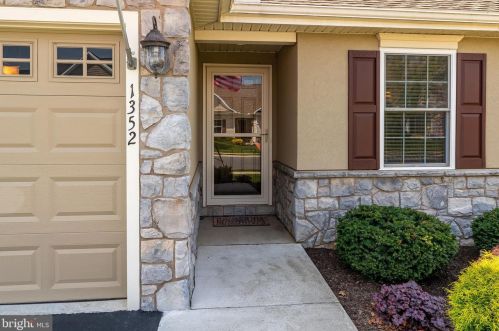 1352 Willow Creek Dr, Mount Joy, PA 17552-7230