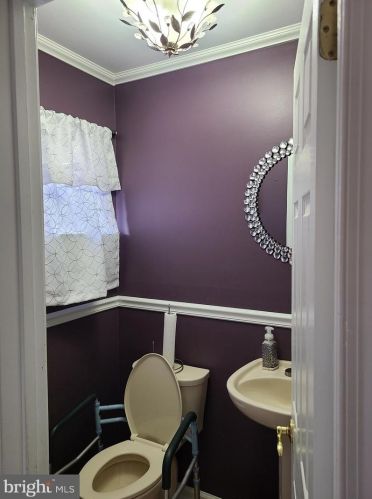 2402 Elm Cir, Lansdale, PA 19446-6039