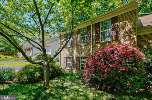 9988 Hemlock Woods Ln, Springfield, VA 22015-2904