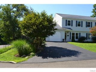 32 Sherwood Pl, Southport CT  06890-1116 exterior