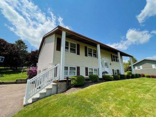1402 Maplehurst Dr, Somerset, PA 15501-2707
