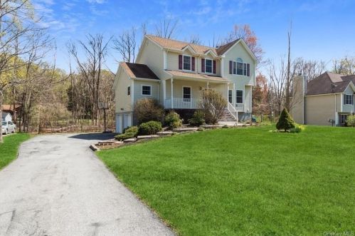 28 Kenzbrit Ct, Poughkeepsie, NY 12603-4869