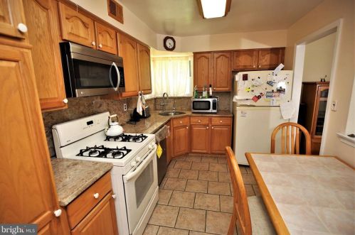 1 Allison Rd, East Windsor NJ  08520-2629 exterior